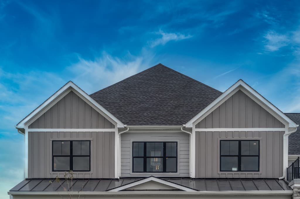 Detalhe de telhado, revestimento e exterior residencial