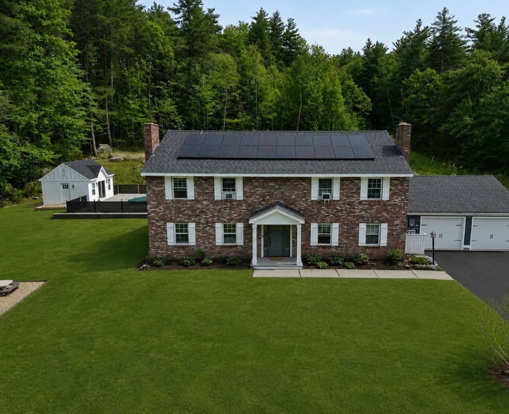 Casa de tijolos com painéis solares no telhado