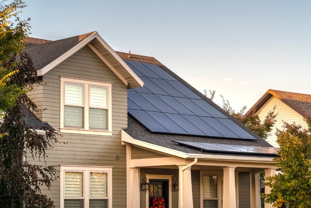 Painéis solares em telhado residencial